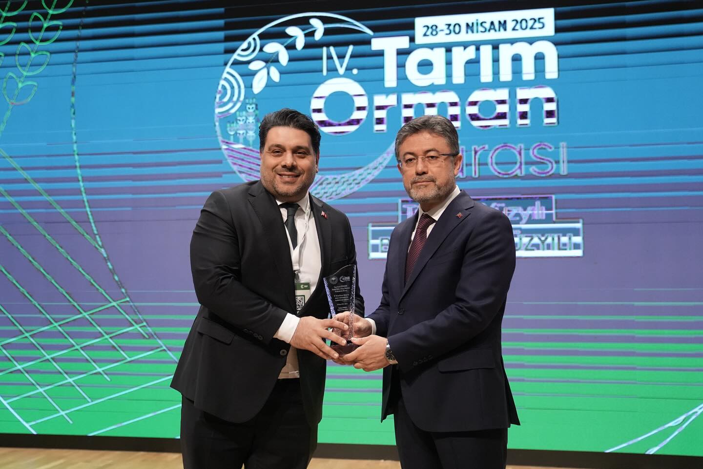 IV. Tarım Orman Şûrası’nda Başkanımız Faruk Güzeldere’ye Takdim Edilen Plaket