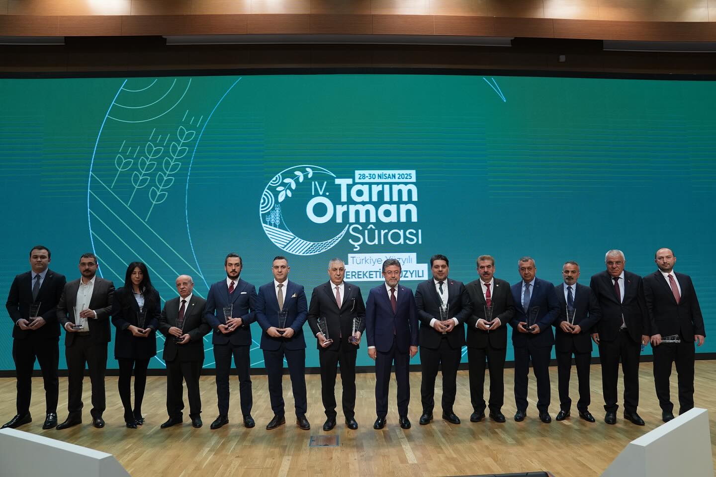 IV. Tarım Orman Şûrası’nda Başkanımız Faruk Güzeldere’ye Takdim Edilen Plaket