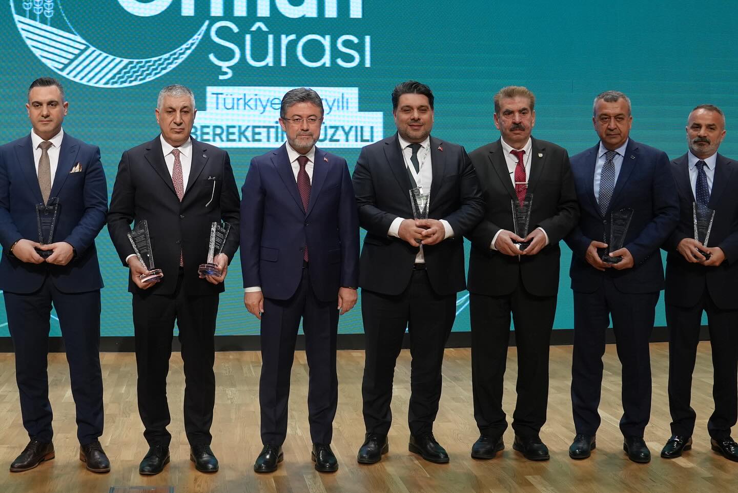 IV. Tarım Orman Şûrası’nda Başkanımız Faruk Güzeldere’ye Takdim Edilen Plaket