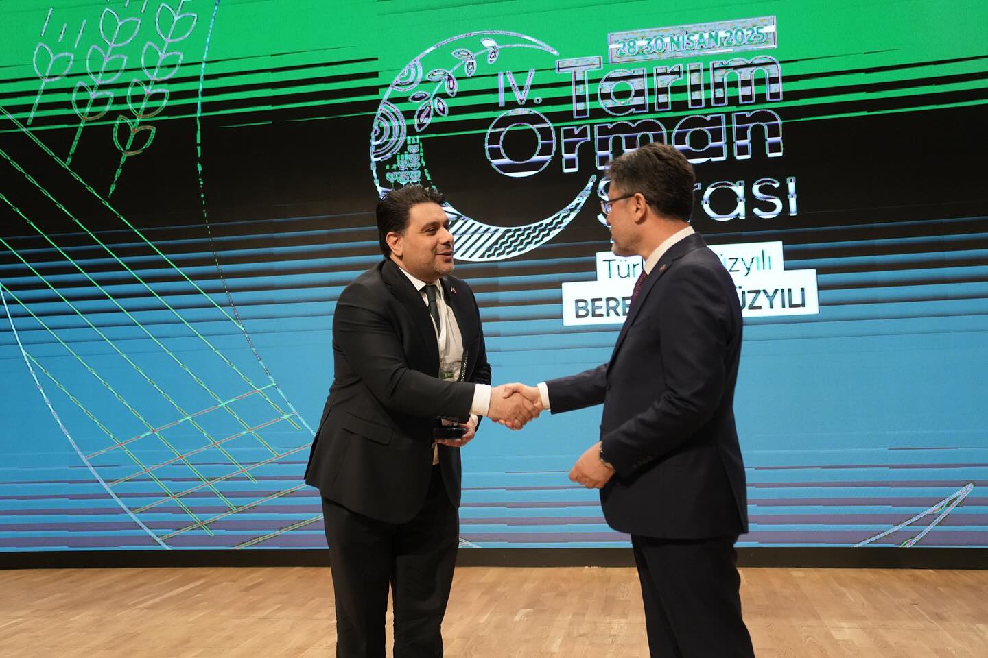 IV. Tarım Orman Şûrası’nda Başkanımız Faruk Güzeldere’ye Takdim Edilen Plaket