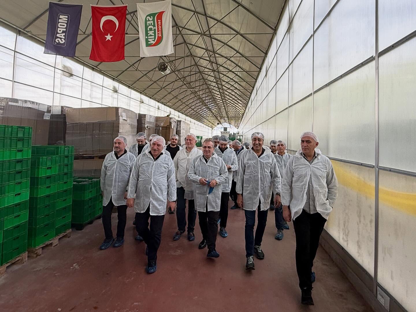 Başkanımız Rahmi Kartal liderliğindeki İstanbul PERDER heyeti olarak, değerli üyemiz Mopaş Market’in Manisa Salihli’deki Mopaş Tarım İşletmesi’ni ziyaret ettik.