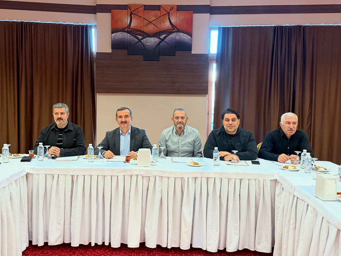 Başkanımız Rahmi Kartal liderliğinde, Olağan Yönetim Kurulu ve Yüksek İstişare Kurulu Toplantılarımızı Onur Market ve Mopaş Market ev sahipliğinde gerçekleştirdik.