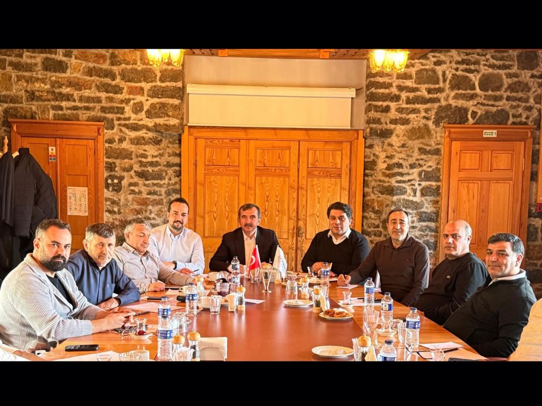 Başkanımız Rahmi Kartal ve heyetimiz, İhsan Biçen ve Mahmut Kara ev sahipliğinde düzenlenen “Kars Şehitlerini Anma ve Tarihi-Kültürel Gezi” kapsamında Kars’ı ziyaret etti.