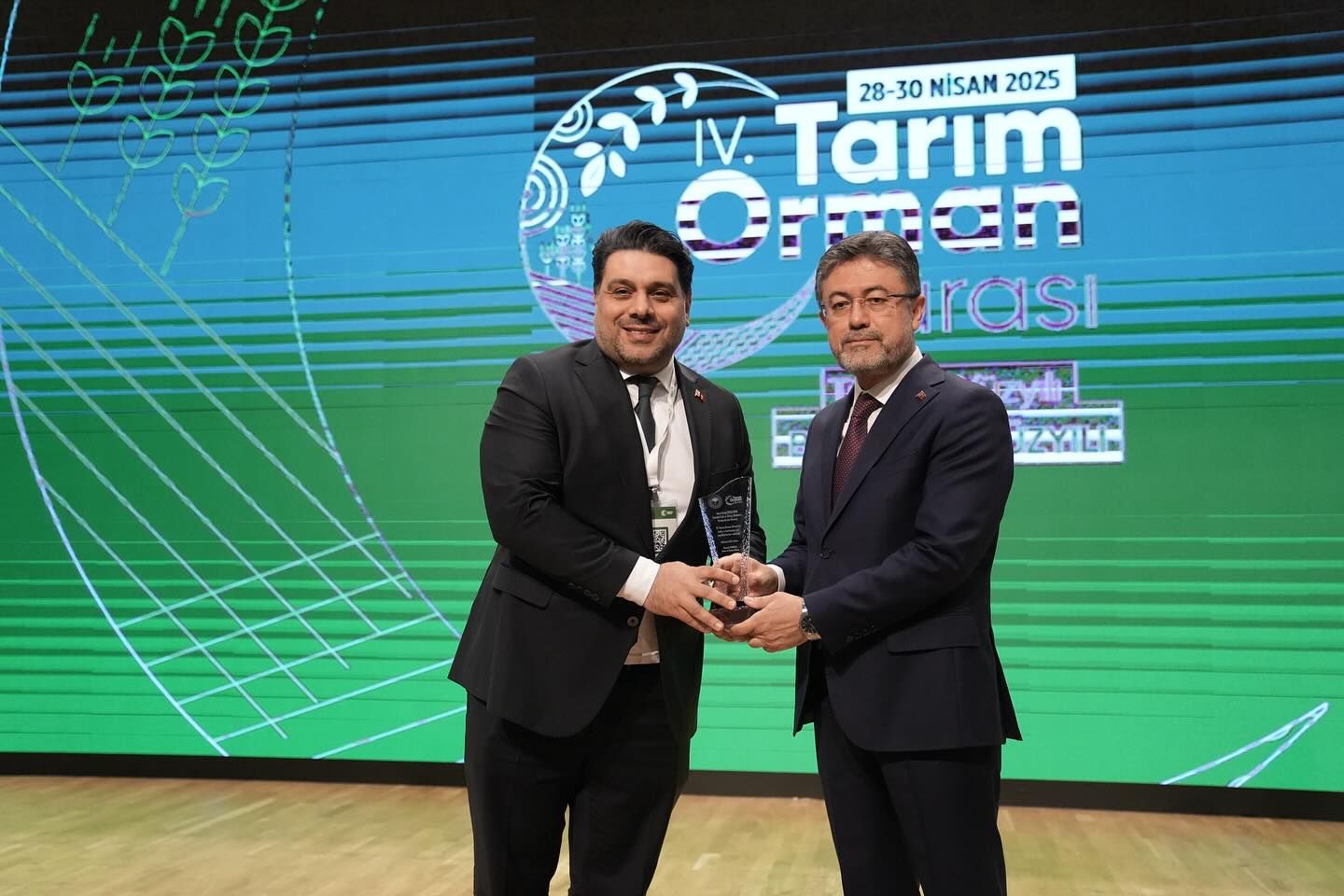 IV. Tarım Orman Şûrası’nda Başkanımız Faruk Güzeldere’ye Takdim Edilen Plaket