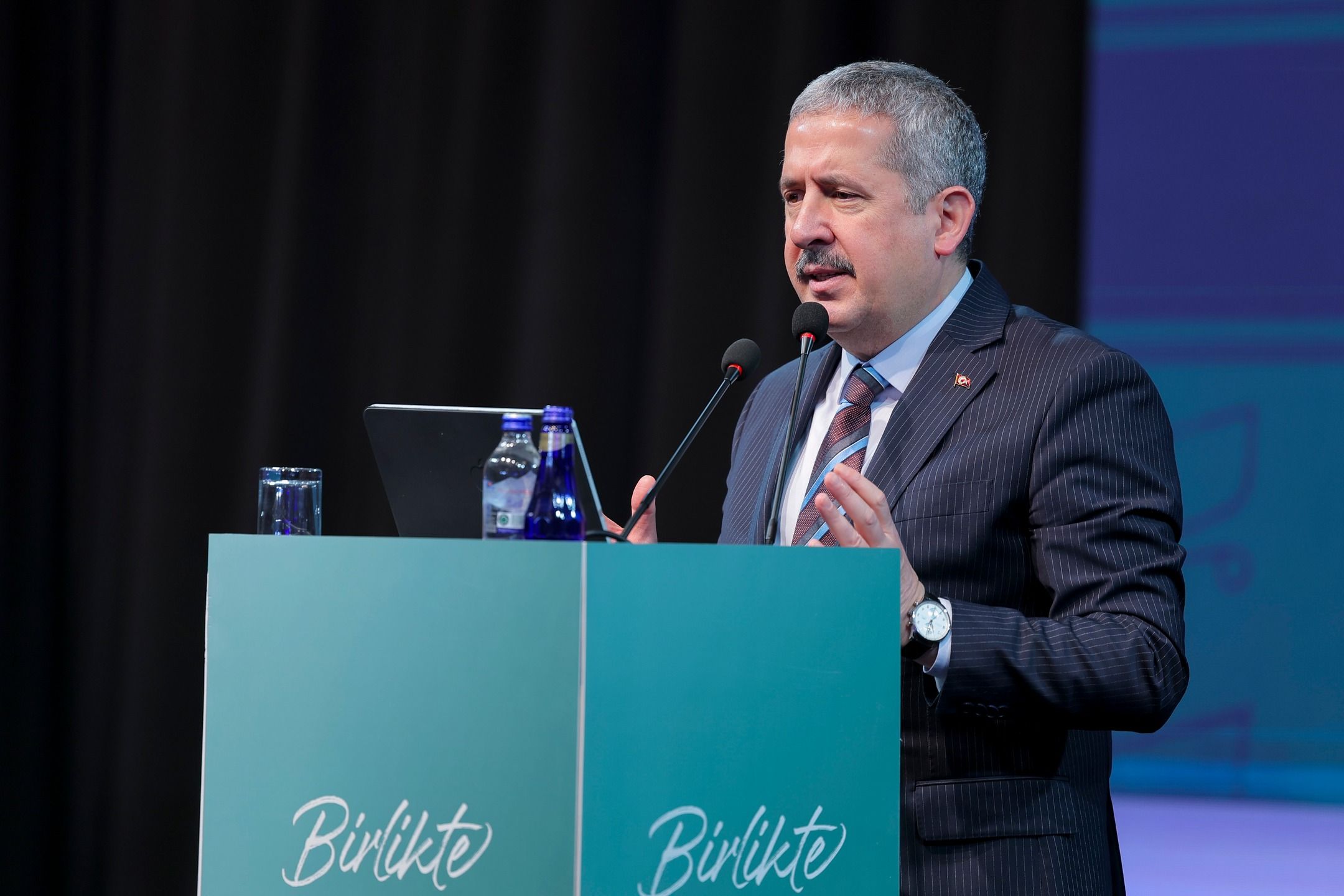 Yerelist 2025’te Ticaret Bakan Yardımcısı Mahmut Gürcan, perakende sektöründe adil, şeffaf ve sürdürülebilir ticaretin önemine dikkat çekti.