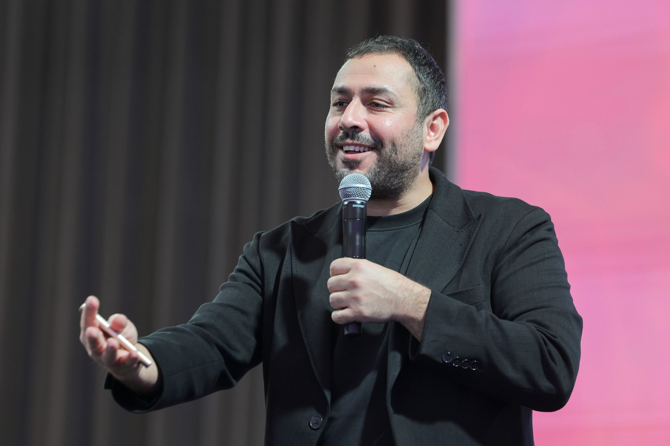 Cengiz Ferhat Altay, Yerelist 2025’te “Mizah ‘İş’e Yarıyor” oturumunda mizahın iş yaşamında iletişim, motivasyon ve liderlik gibi alanlarda etkili bir araç olduğunu anlattı.