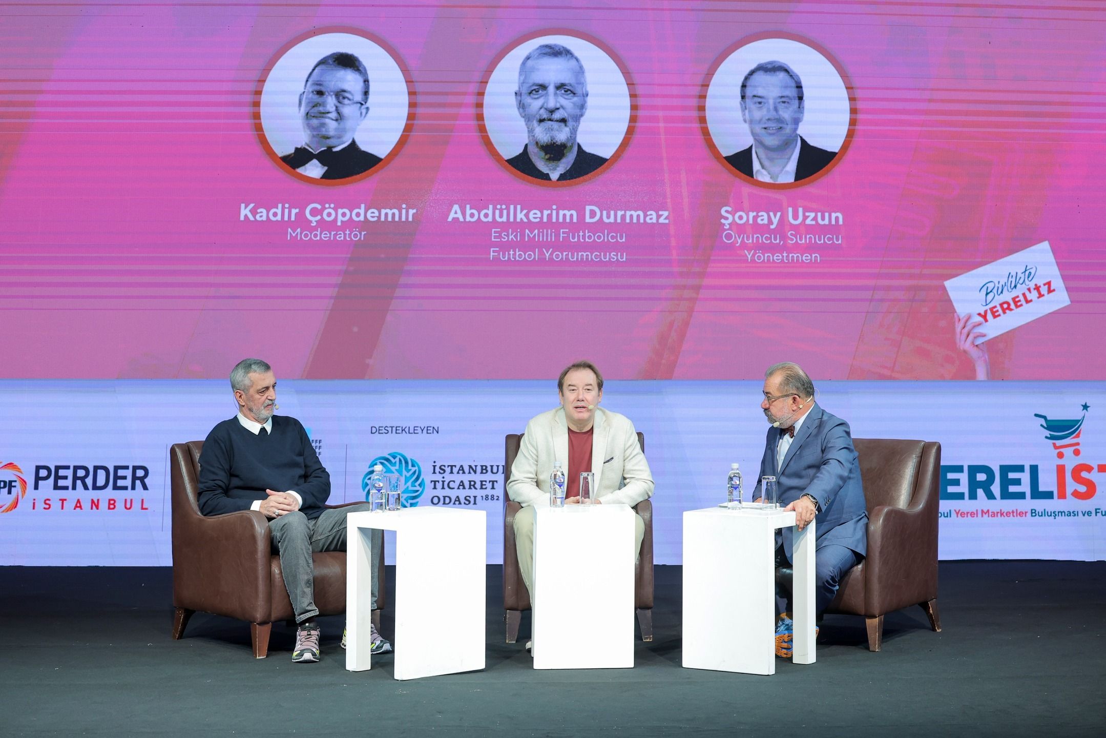 Yerelist 2025 kapanış oturumu “Laf Aramızda Eğlence Burada”, Kadir Çöpdemir moderatörlüğünde Abdülkerim Durmaz ve Şoray Uzun’un keyifli sohbetiyle izleyicilere eğlenceli anlar yaşattı.