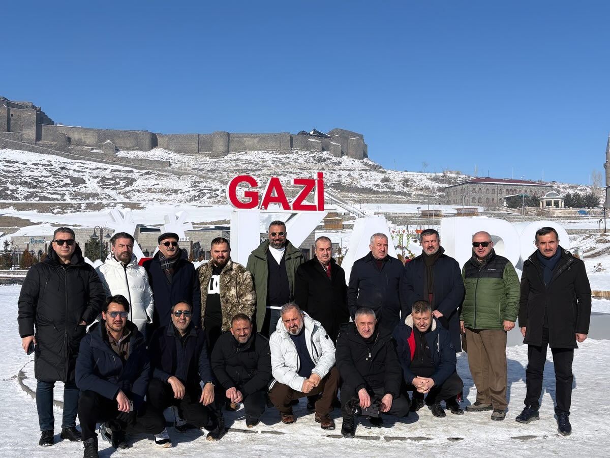 Başkanımız Rahmi Kartal ve heyetimiz, İhsan Biçen ve Mahmut Kara ev sahipliğinde düzenlenen “Kars Şehitlerini Anma ve Tarihi-Kültürel Gezi” kapsamında Kars’ı ziyaret etti.