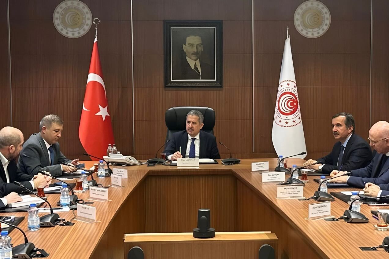 Bugün Ticaret Bakan Yardımcısı Mahmut Gürcan başkanlığında, perakende sektör temsilcileriyle piyasa dengelerinin değerlendirildiği kapsamlı bir toplantı gerçekleştirildi.
