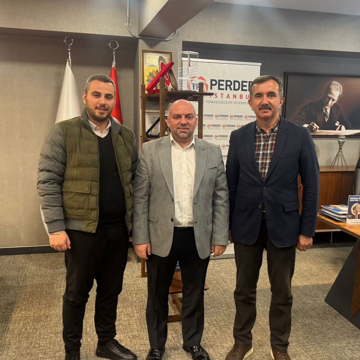 Saruhan Kimya Bölge Satış Yöneticileri Uğur Yaramaz ve Melih Hayta, Başkanımız Rahmi Kartal’ı makamında ziyarette bulundular.